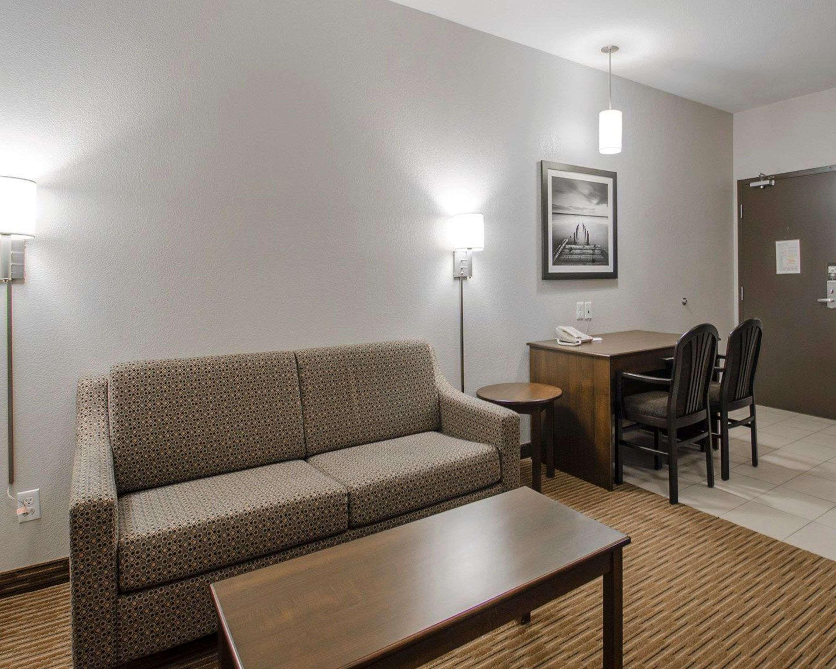 Quality Inn & Suites Estevan Zewnętrze zdjęcie